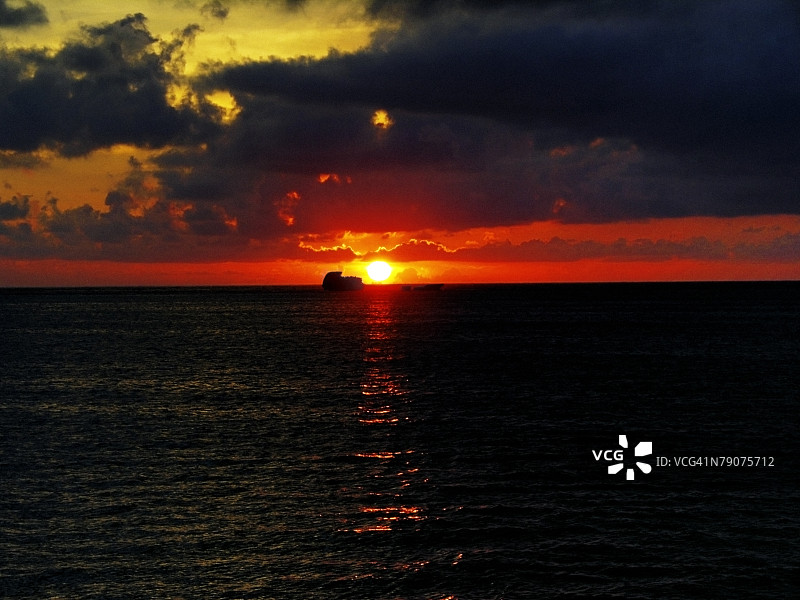 日落时分的海上云彩图片素材