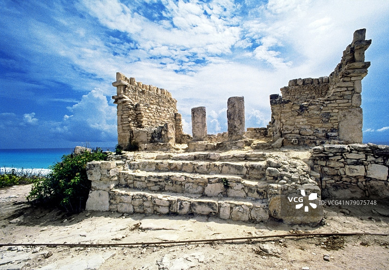 海滩上的废弃建筑图片素材