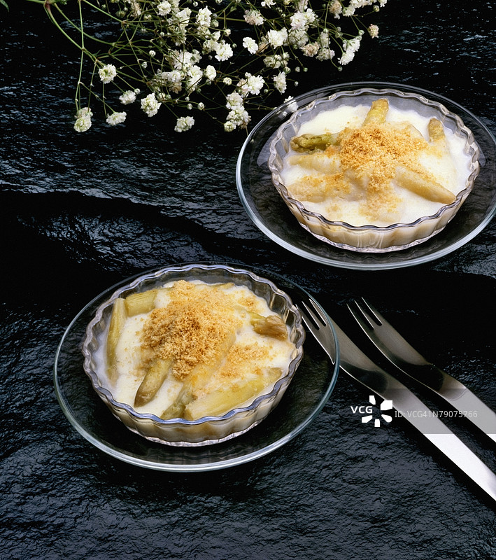 高角度视图的烤芦笋盛在碗中图片素材