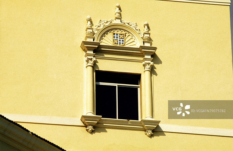 建筑物窗户的低角度视图图片素材