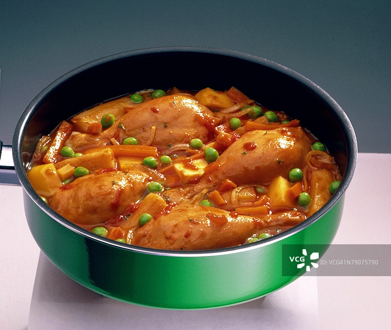 高角度视图的鸡腿在煎锅中图片素材