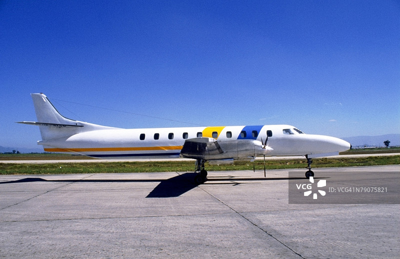 机场一架飞机的侧面轮廓图片素材