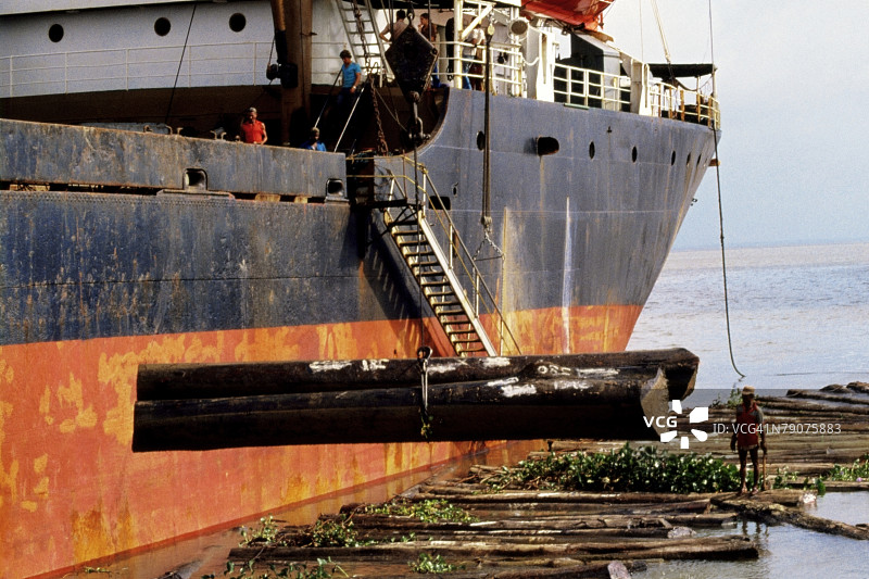 装载原木的货船图片素材