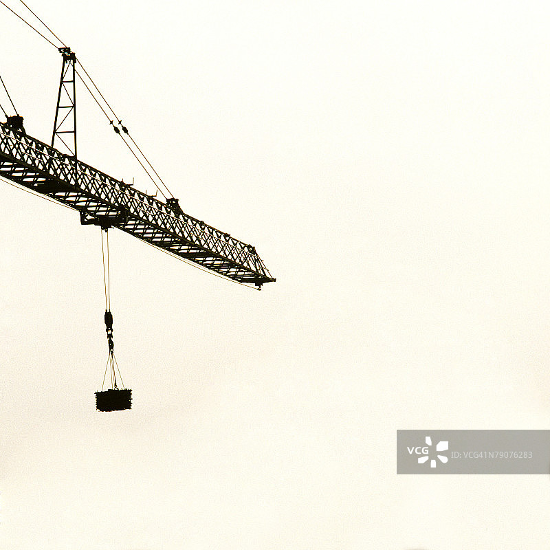 仰视角度拍摄的建筑起重机图片素材