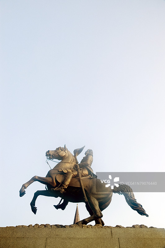 从低角度看安德鲁·杰克逊的雕像，位于美国路易斯安那州新奥尔良的杰克逊广场图片素材