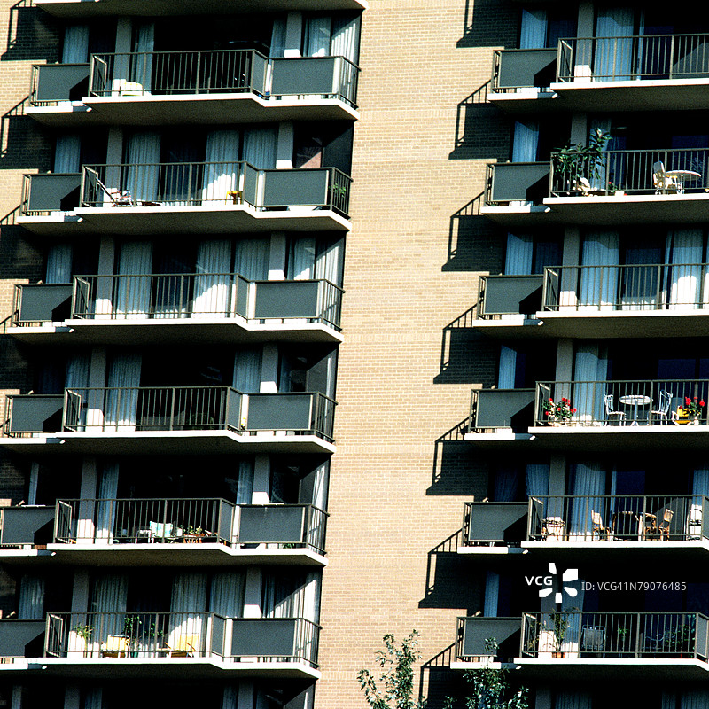 住宅楼阳台的低角度视图图片素材