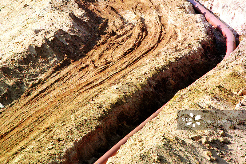 高角度视图的沟渠中的管道图片素材