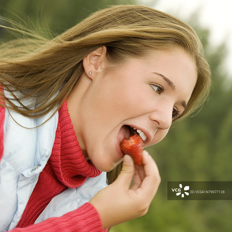 少女吃草莓特写图片素材