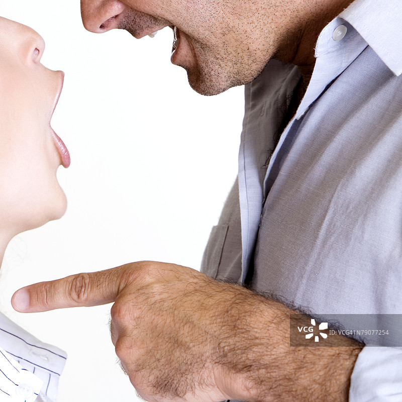 中年男人对着年轻女人喊叫特写图片素材