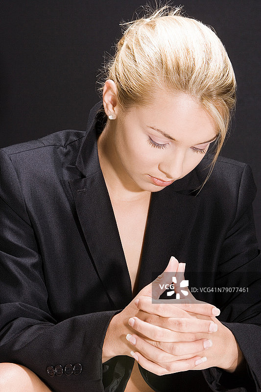 年轻女子双手紧握特写图片素材