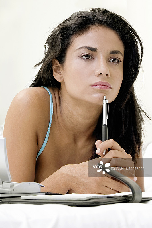 年轻女子躺在床上的特写镜头图片素材