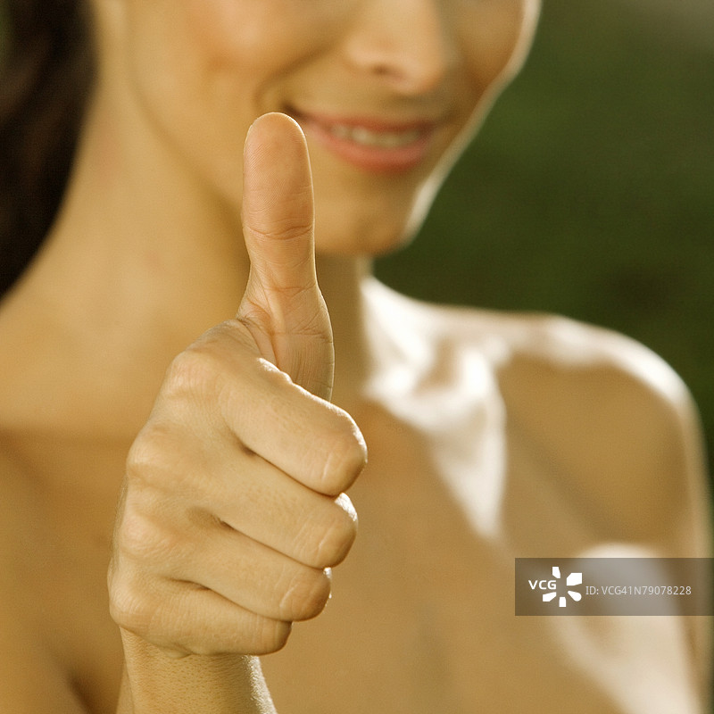 中年女性特写，做出竖起大拇指的手势图片素材