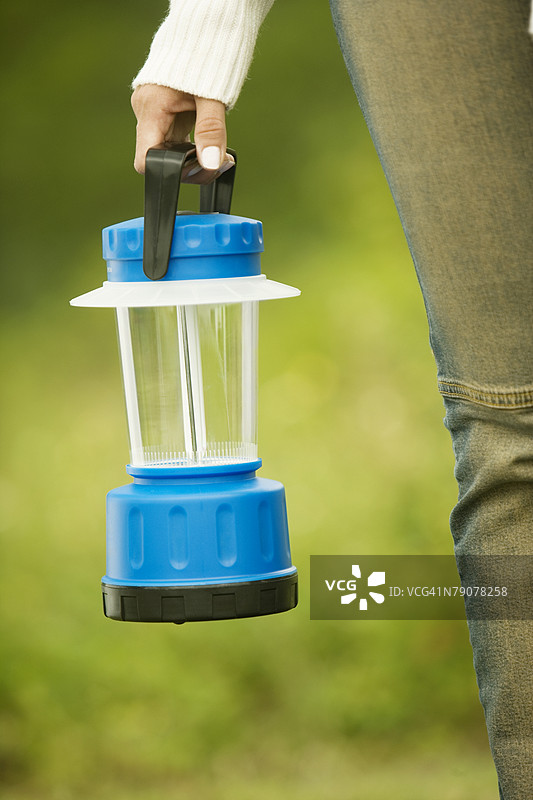 女人手握灯的特写图片素材