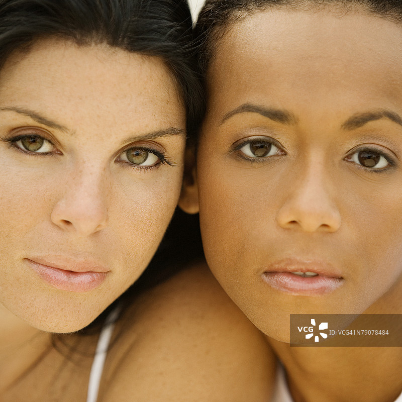 两位年轻女性的肖像图片素材