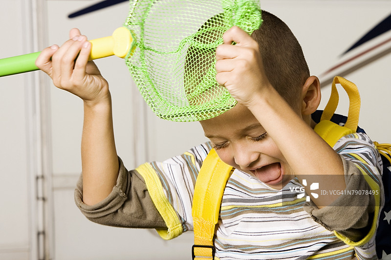 男孩手持捕蝴蝶网的特写镜头图片素材