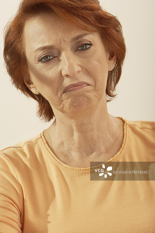 一位老年女性做鬼脸的肖像图片素材