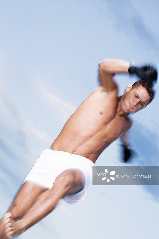 摆出战斗姿势的年轻男人图片素材