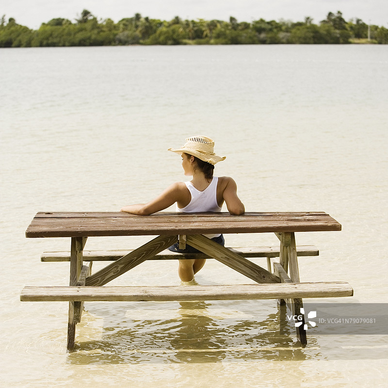 湖边坐在长椅上的少女背影图片素材