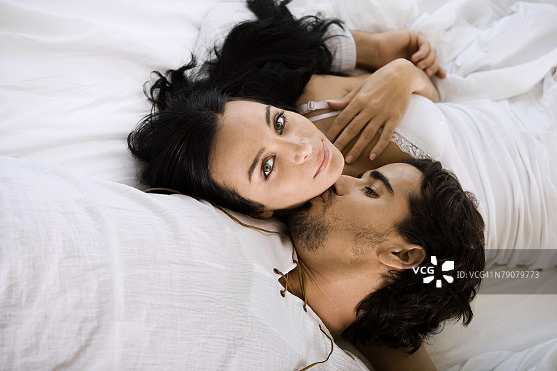 年轻男人亲吻年轻女人的俯视图片素材