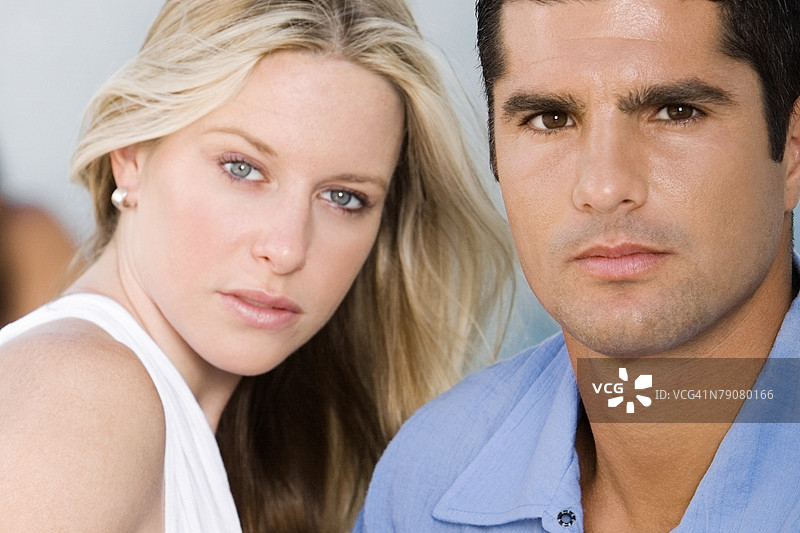 年轻女性和中年男性坐着的肖像图片素材