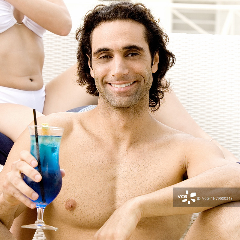 拿着鸡尾酒的中年男人肖像图片素材
