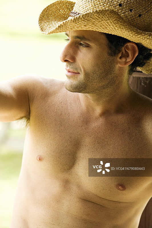 高角度视图的中年男子戴着牛仔帽图片素材