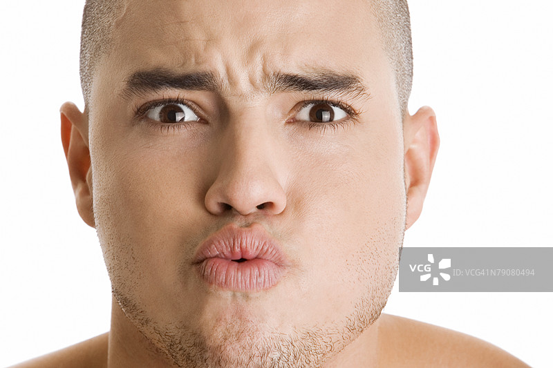 一位年轻男子惊讶的肖像图片素材