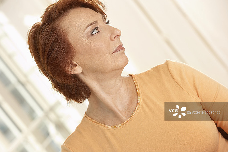 老年女人侧视特写图片素材