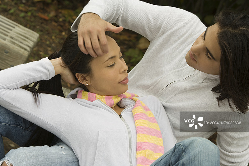 年轻情侣互相看着对方的俯视图图片素材