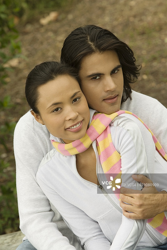 年轻男子从后面拥抱年轻女子的肖像图片素材