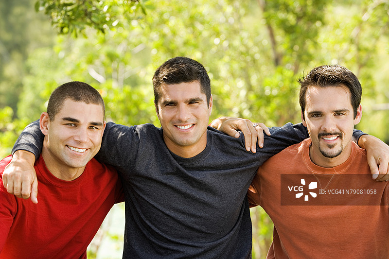 三位年轻男子微笑的肖像图片素材