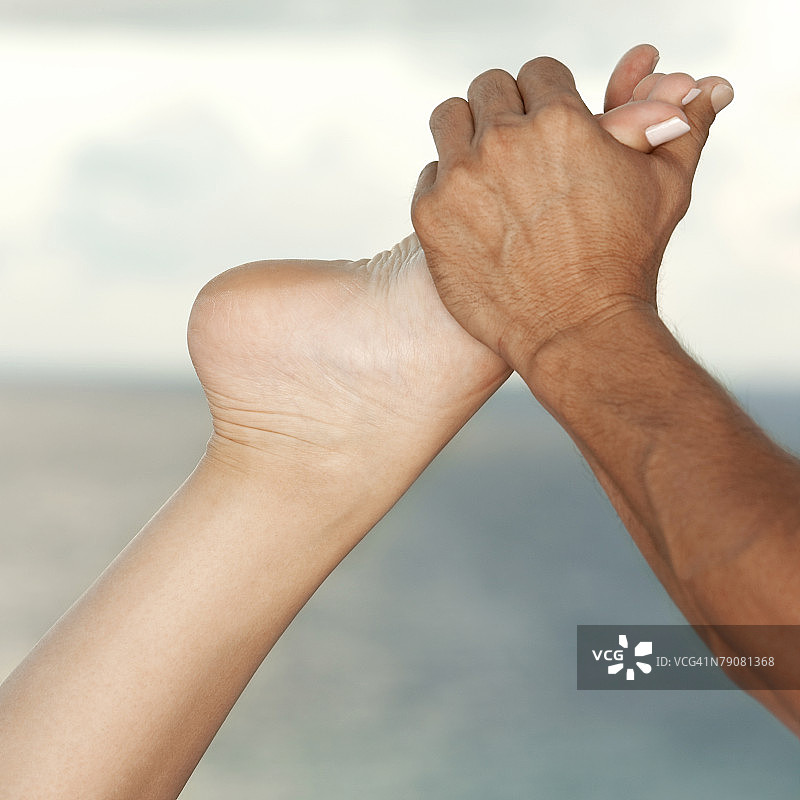 特写：男人按摩别人的脚图片素材