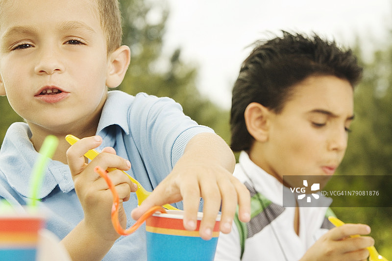 拿着一次性杯子的男孩肖像图片素材