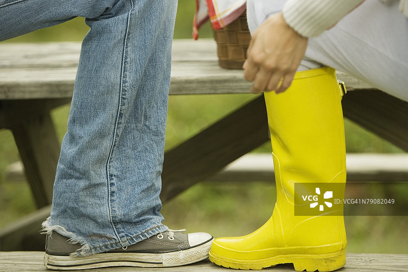 两个人的下半身视角图片素材