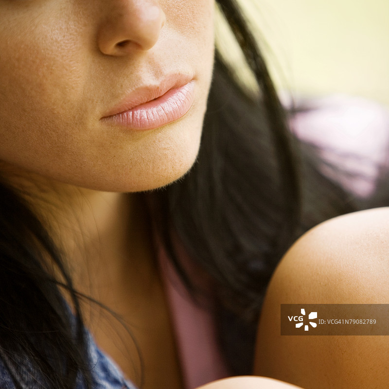 年轻女性思考的特写镜头图片素材