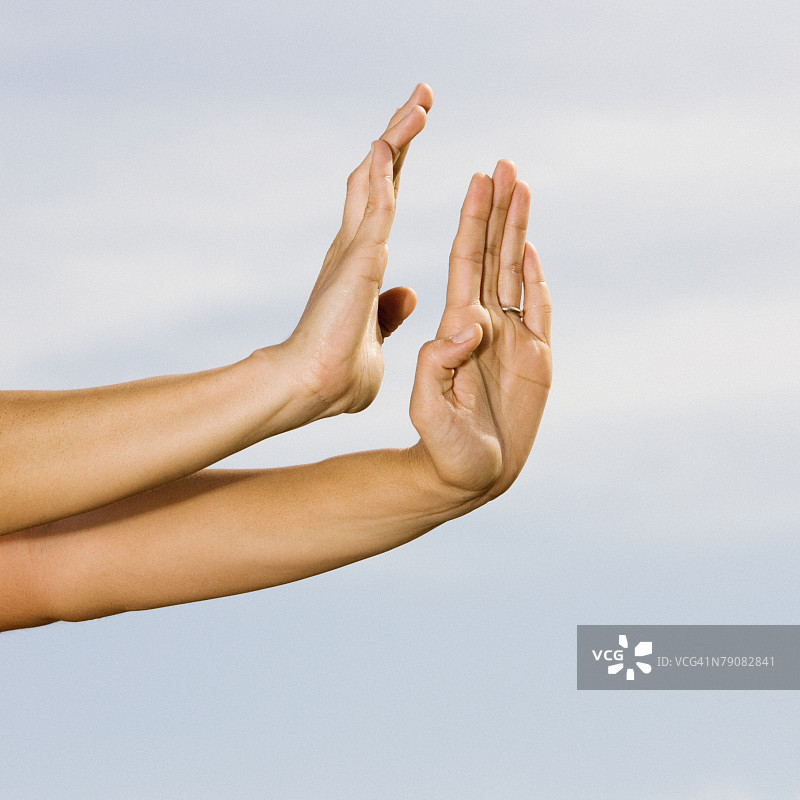 摆出武术姿势的女人手部特写图片素材