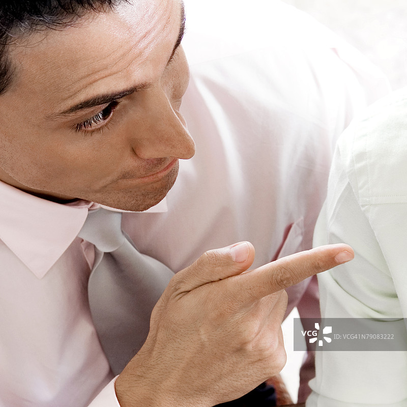 一位商人指向另一位商人的特写镜头图片素材