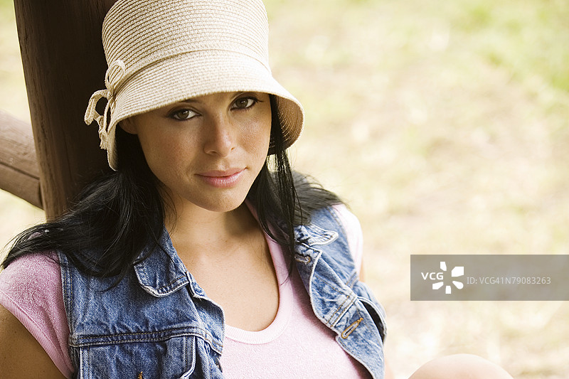 微笑的年轻女性肖像图片素材