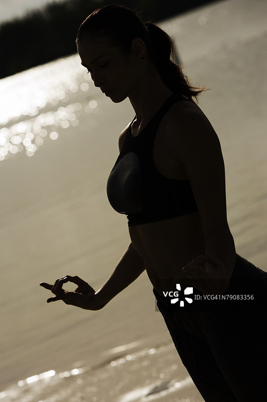 练习武术的年轻女子剪影图片素材