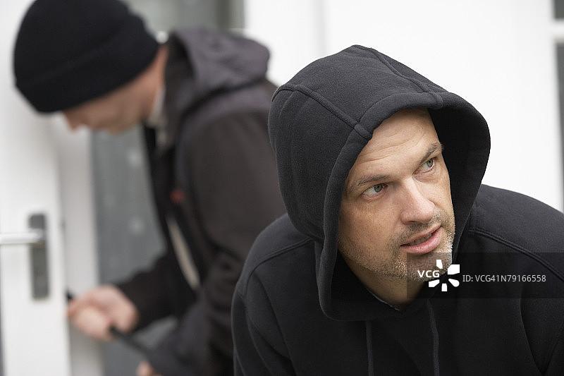 瞭望员和撬门的人图片素材