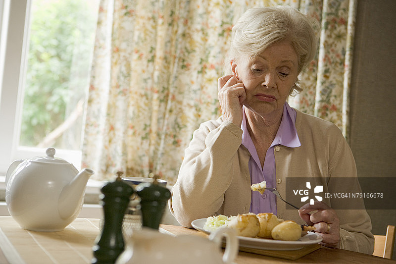 厌恶地看着食物的女人图片素材