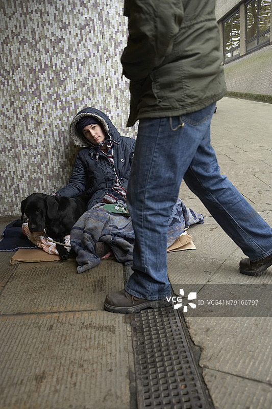无家可归的女人带着狗图片素材