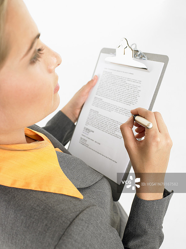 拿着剪贴板的女商人图片素材