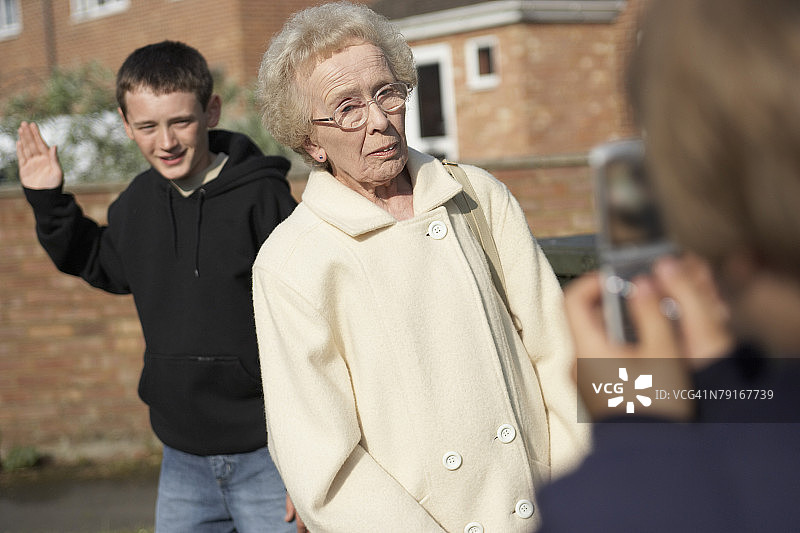 男孩骚扰妇女图片素材