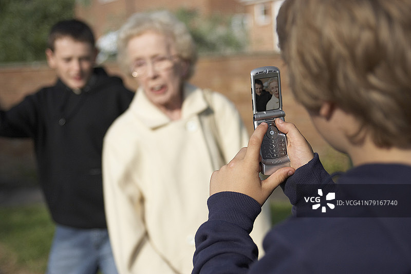 男孩骚扰妇女图片素材