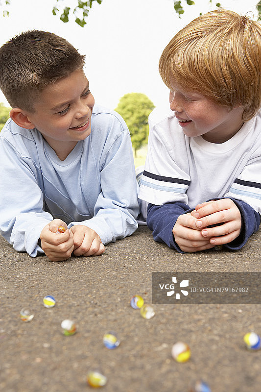 孩子们玩弹珠图片素材