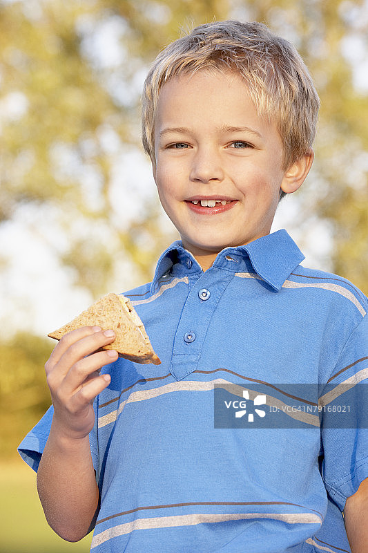男孩吃一个三明治图片素材