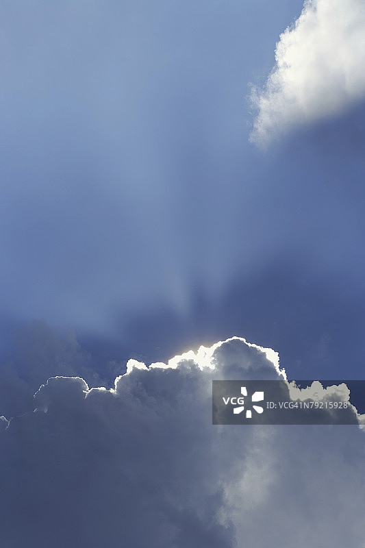 阳光穿透云层图片素材