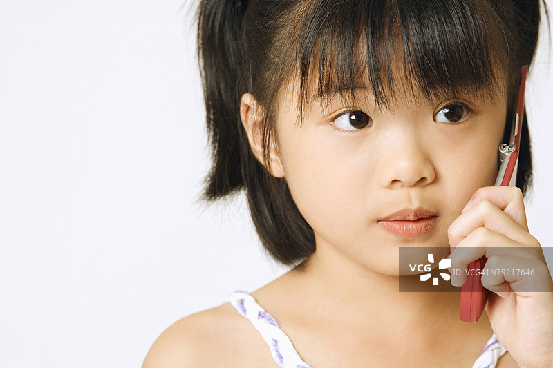 手持手机的女孩特写图片素材