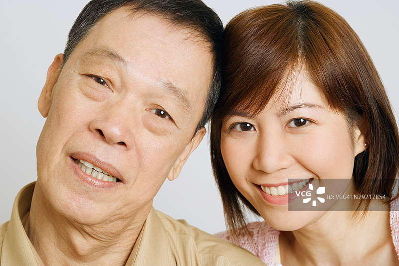 一位老年人与女儿微笑的肖像图片素材